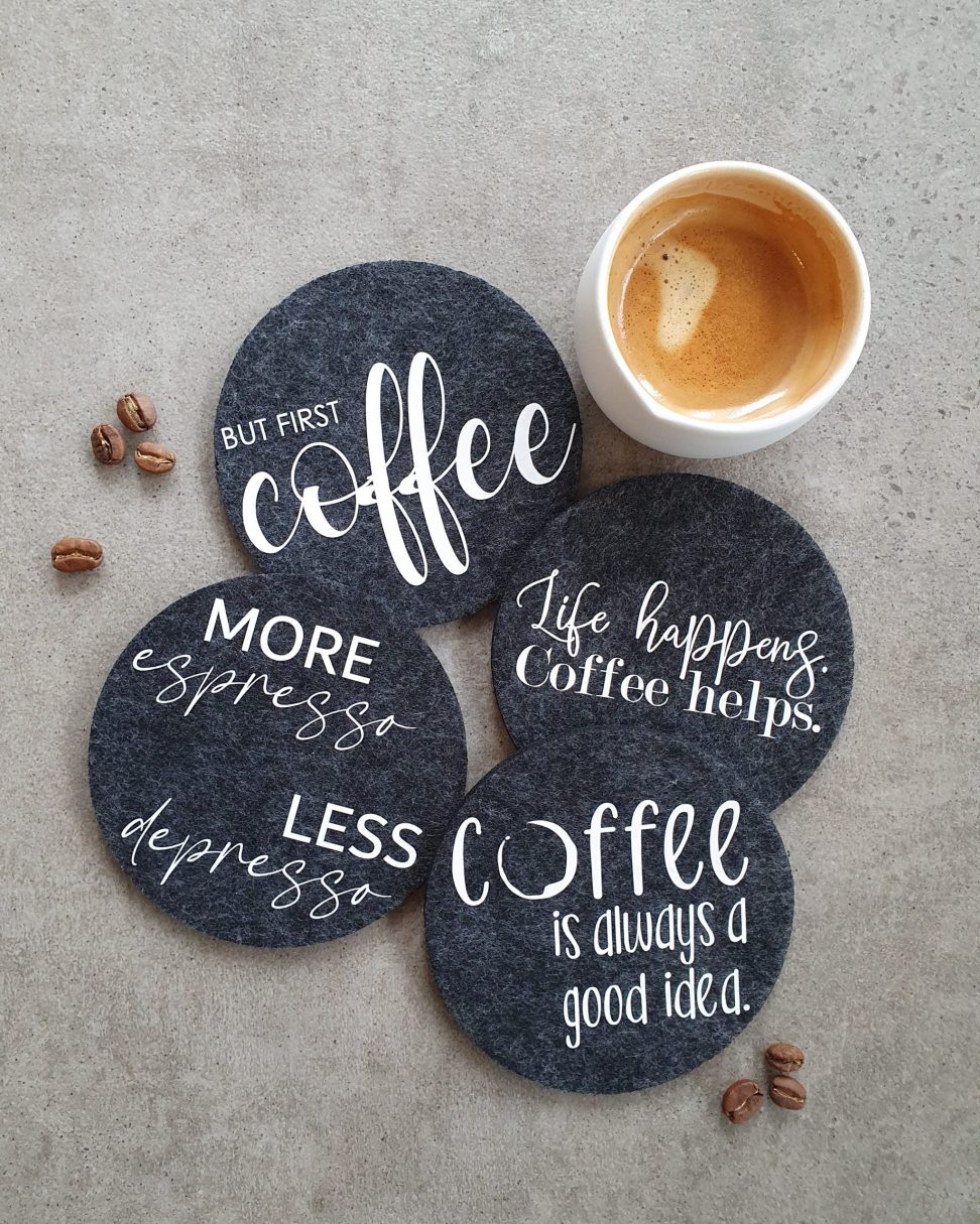 4er Set personalisierte Untersetzer aus Filz und Kork mit Kaffee-Motiven von feinstewerke.