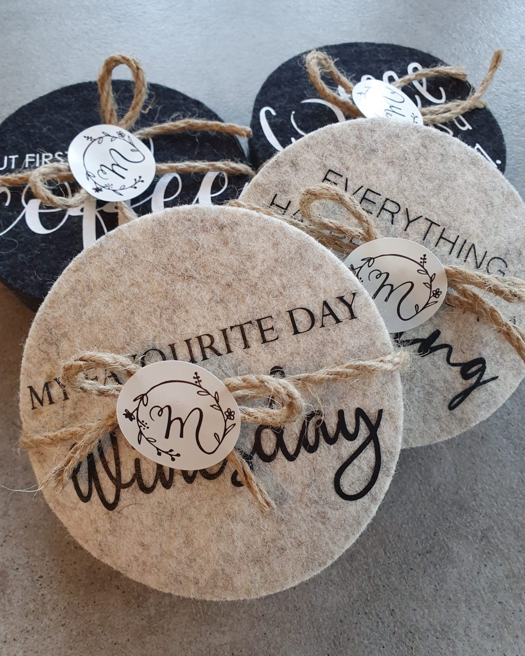 Liebevoll verpackte Untersetzer aus 100% Merinowolle von Feinstewerke – perfekt als persönliches Geschenk.